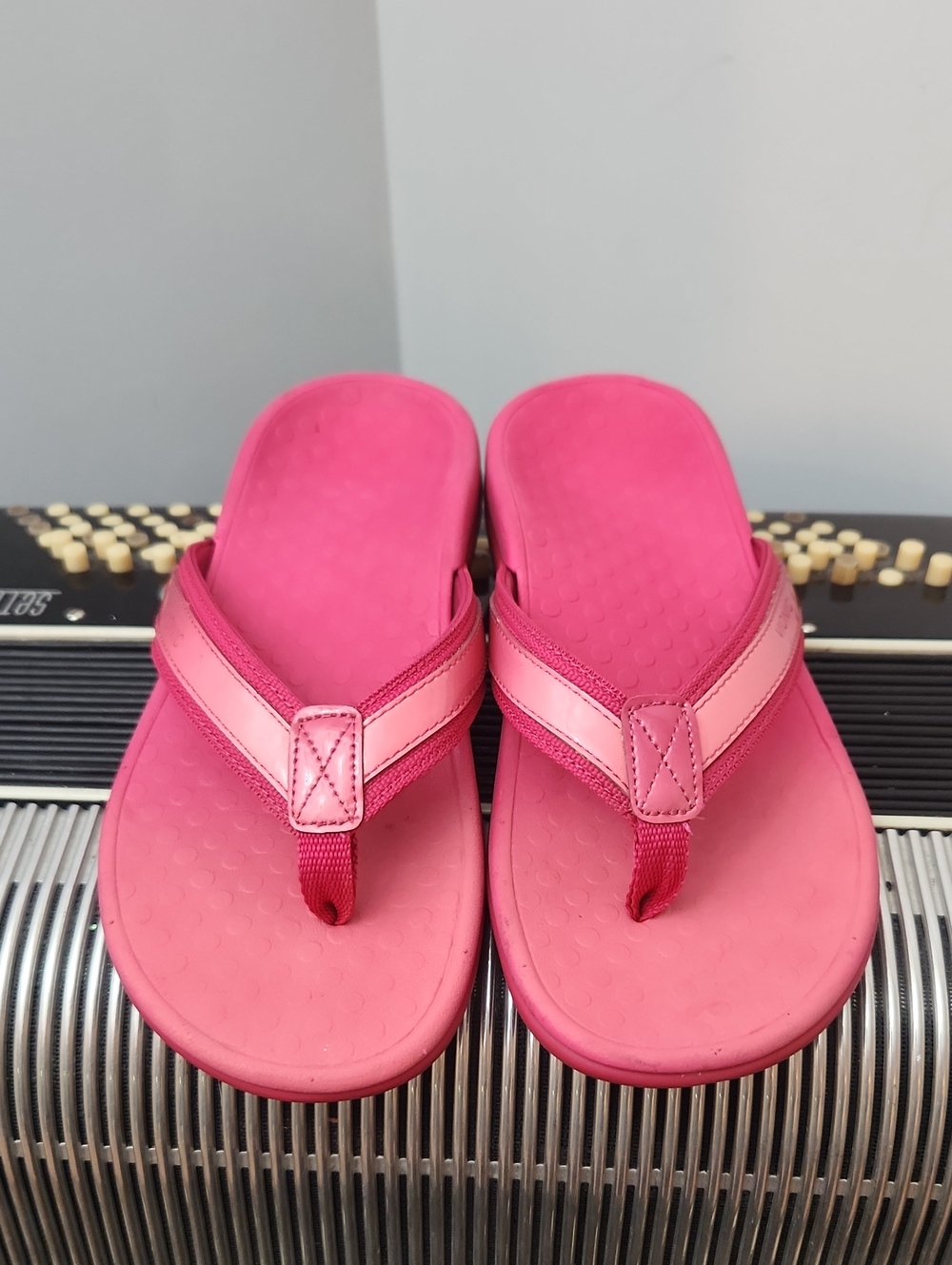 VIONIC PINK OMBRE TIDE II THONG FLIP FLOPS WITH ARCH SUPPORT SIZE 6